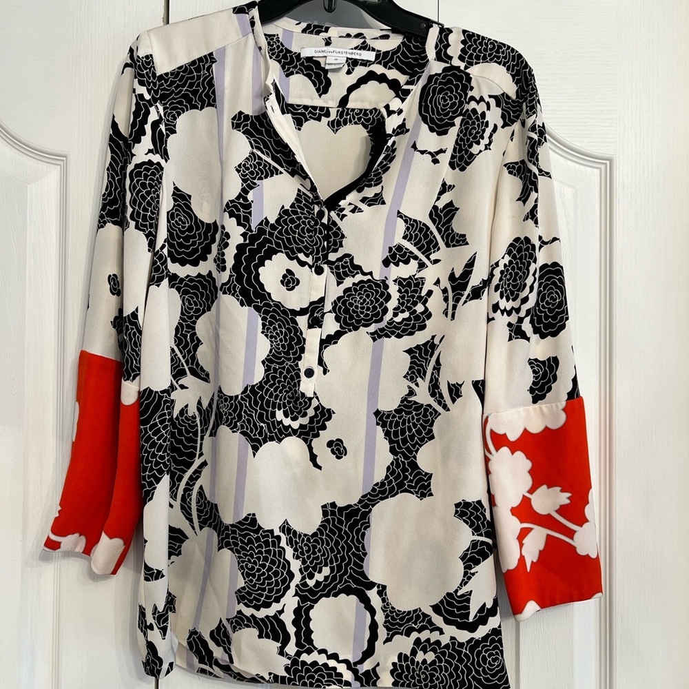 Diane Von Furstenberg 100% Silk Black & White Floral Blouse with Red Sleeves